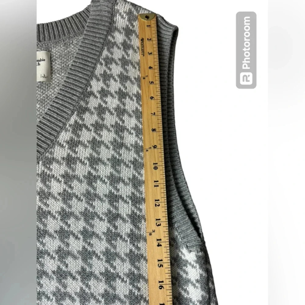 Abercrombie & Fitch Gray and White Houndstooth V-Neck Sweater Vest - Picture 6 of 10